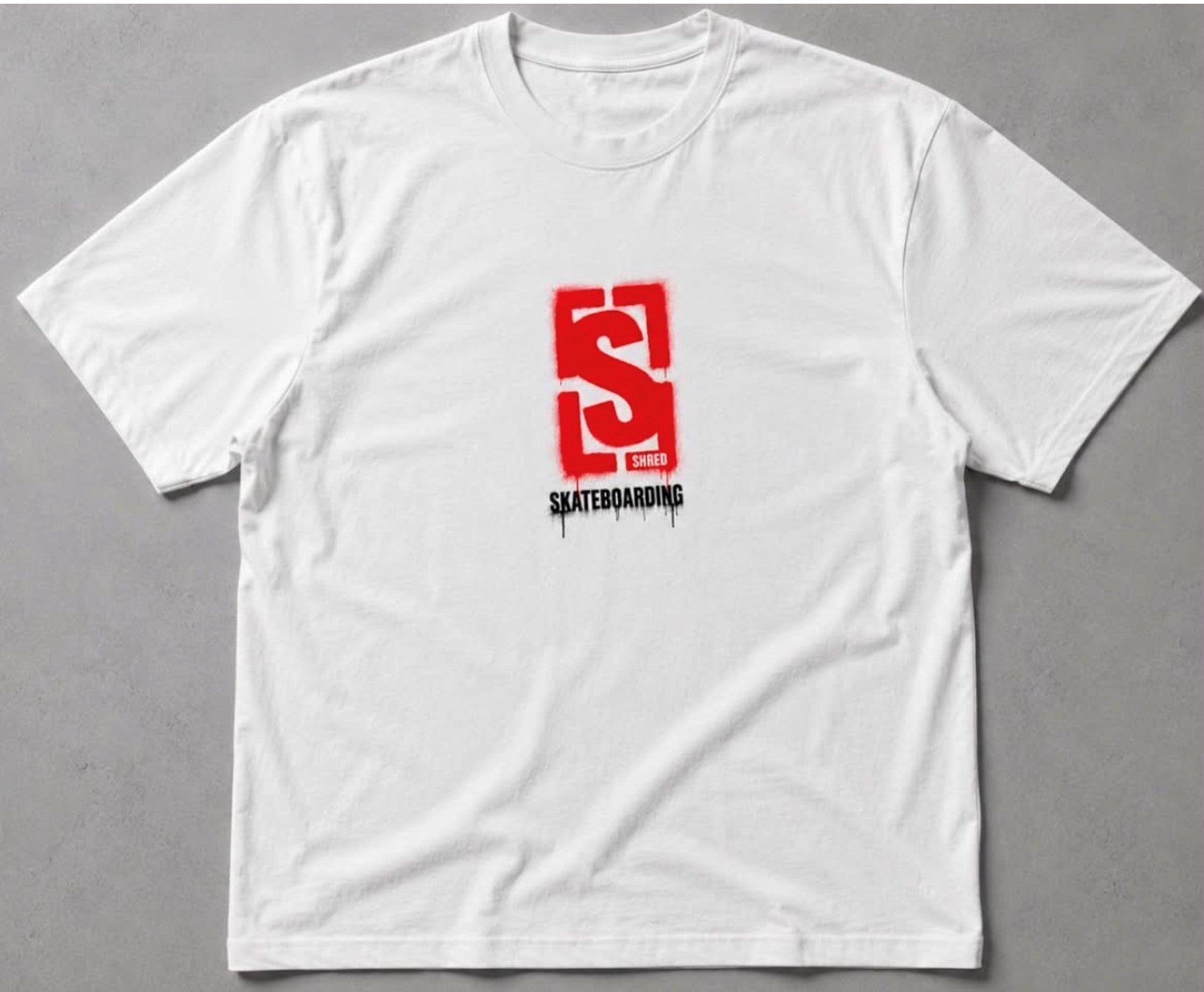 Vue avant du t-shirt blanc Shred Skateboarding avec logo rouge Original style graffiti